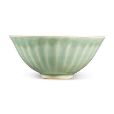 Delicate Lotus Bowl: A Symphony of Glazed Serenity and Sculptural Harmony?