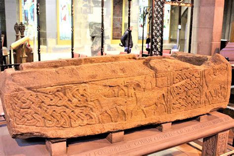 The Sarcophagus of the Dog Exemplifies Early Medieval Sculpture and Captivating Narrative!